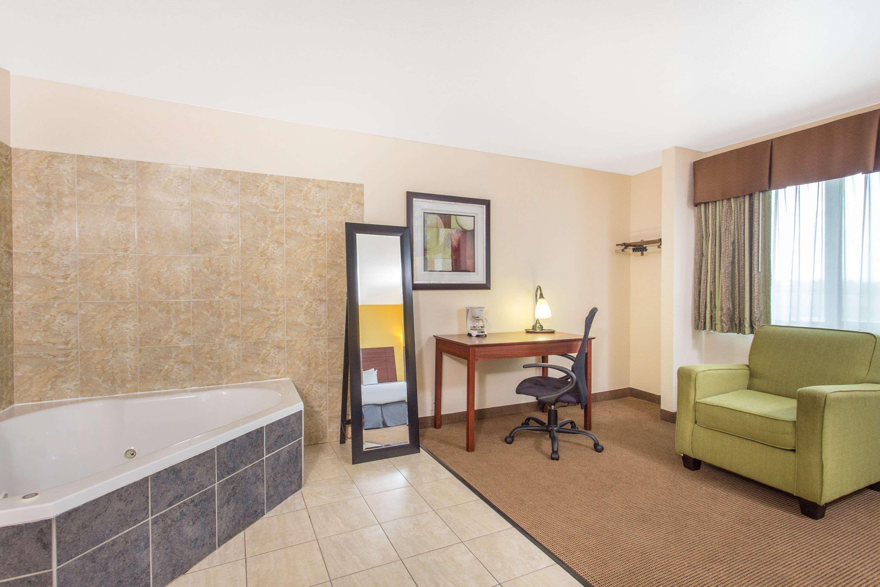 Baymont By Wyndham Dubuque Hotel Kültér fotó